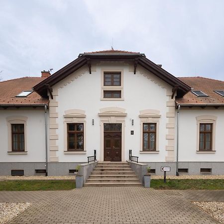 Отель Vadkert Major Шарвар Экстерьер фото