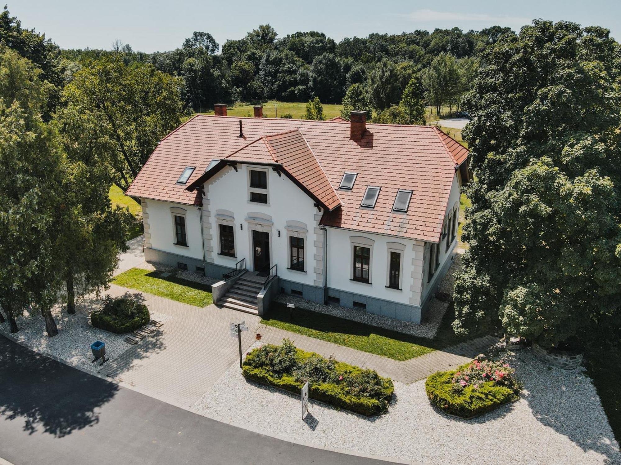 Отель Vadkert Major Шарвар Экстерьер фото