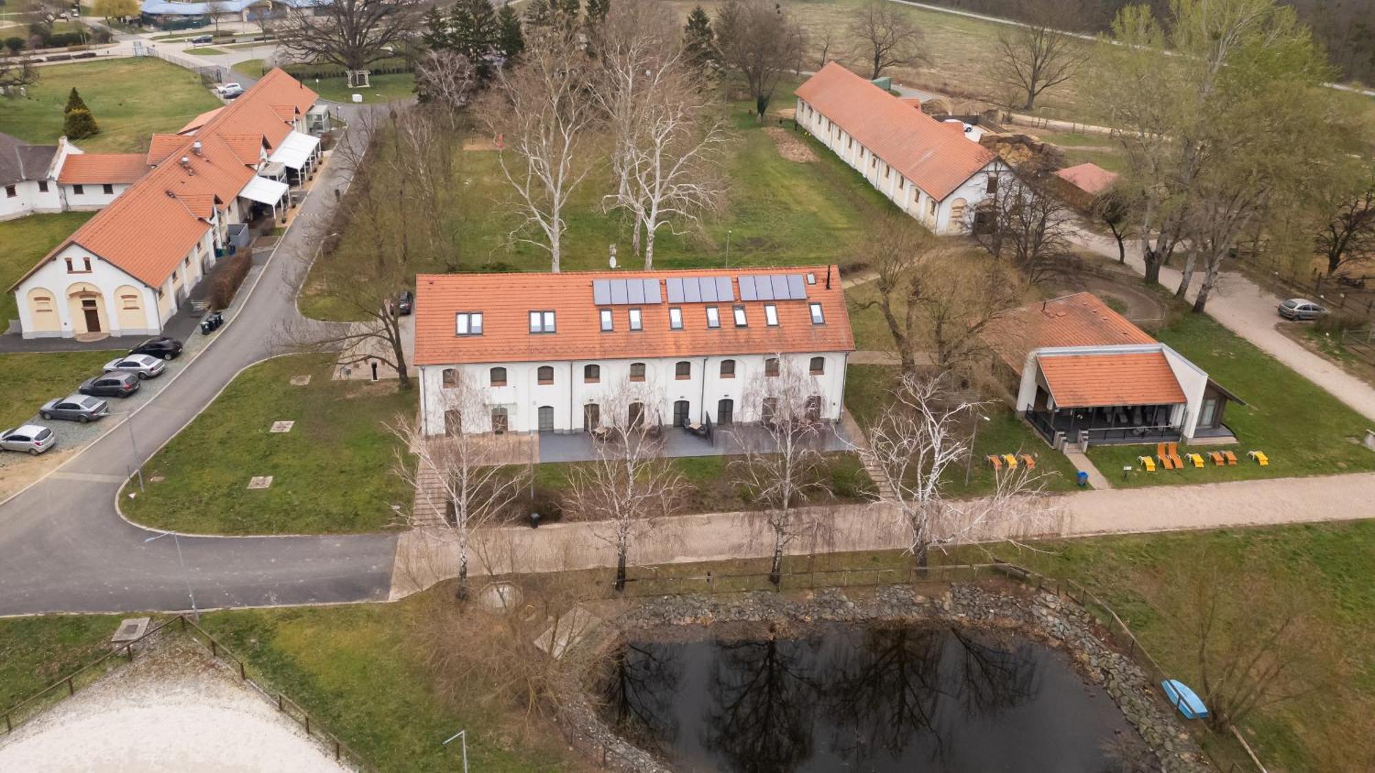 Отель Vadkert Major Шарвар Экстерьер фото